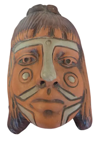 Foto de um(a) Máscara Decorativa em Cerâmica – Estilo Indígena, da categoria de Escultura. Bela máscara decorativa confeccionada em cerâmica (terracota). Peça com detalhes entalhados e pintura artesanal, ideal para... Vendido no marketplace Trésors.