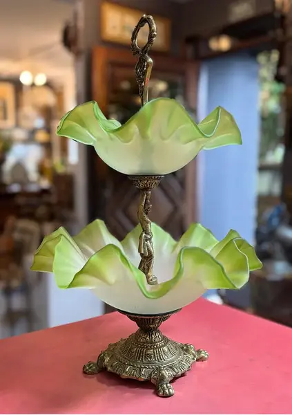 Foto de um(a) Fruteira/Centro de Mesa em bronze e vidro acetinado, da categoria de Fruteiras. Magnífica fruteira/centro de mesa em bronze maciço e vidro acetinado verde. Mede: 30x30x47cm de altura. Mostrado de uma perspectiva diferente. Vendido no marketplace Trésors.