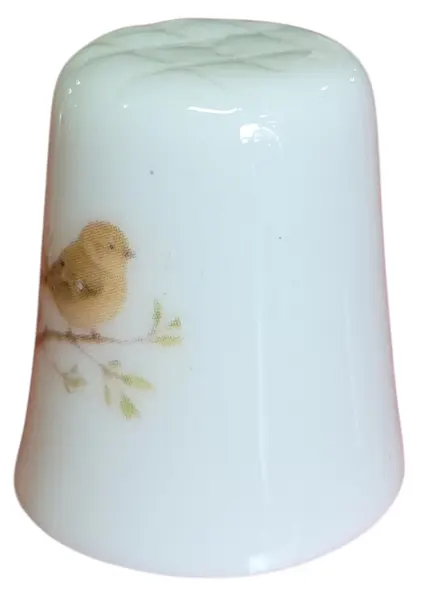 Foto de um(a) Dedal em Porcelana Decorado - Ratinho e Pássaro no Galho - Colecionável, da categoria de Outros colecionáveis. Esta peça colecionável destaca-se pelo design detalhado em ambos os lados, unindo simpatia e natureza em um único objeto... Mostrado de uma perspectiva diferente. Vendido no marketplace Trésors.
