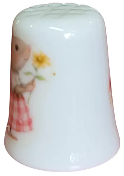 Foto de um(a) Dedal de Coleção em Porcelana - Estampa Ratinha de Saia e Buquê de Flores, da categoria de Outros colecionáveis. Este delicado dedal colecionável em porcelana branca apresenta uma temática romântica e bucólica. Com um acabamento... Mostrado de uma perspectiva diferente. Vendido no marketplace Trésors.