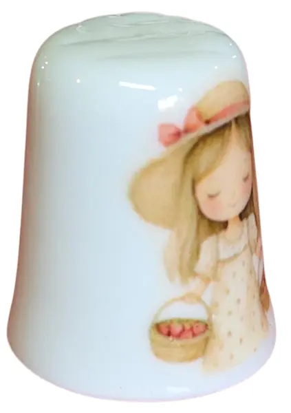 Foto de um(a) Dedal de Coleção em Porcelana - Estampa Menina Camponesa e Cesta de Flores, da categoria de Outros colecionáveis. Este delicado dedal colecionável em porcelana branca apresenta uma temática clássica e nostálgica, com ilustrações que... Mostrado de uma perspectiva diferente. Vendido no marketplace Trésors.