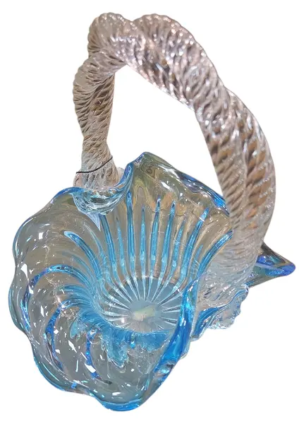 Foto de um(a) Cesta em Murano Azul, da categoria de Cestos e Caixas. Cesta em Murano Mais do que um objeto, uma obra de arte. Esta cesta em Murano captura a luz de forma mágica, trazendo a... Mostrado de uma perspectiva diferente. Vendido no marketplace Trésors.