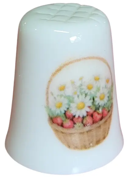 Foto de um(a) Dedal em Porcelana Decorado - Chaleira e Cesta de Frutas - Colecionável, da categoria de Outros colecionáveis. Esta peça combina a delicadeza da porcelana com estampas detalhadas em cores quentes, sendo um item indispensável para... Mostrado de uma perspectiva diferente. Vendido no marketplace Trésors.