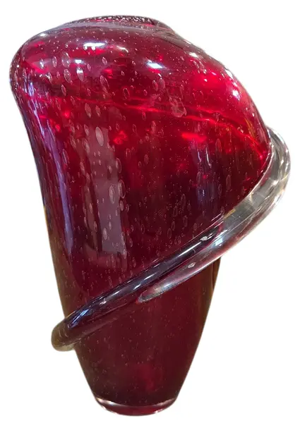 Foto de um(a) Vaso Murano Vermelho, da categoria de Vasos. Cada curva deste vaso conta uma história de fogo e sopro. Feito artesanalmente, este Murano carrega a alma da tradição... Mostrado de uma perspectiva diferente. Vendido no marketplace Trésors.