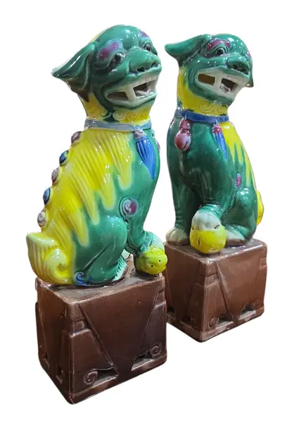 Foto de um(a) Par de Cães de Fó em Cerâmica Policromada Estilo Sancai - Leões Guardiões Chineses, da categoria de Outros colecionáveis. Magnífico par de Cães de Fo (também conhecidos como Leões de Fu ou Leões Guardiões), símbolos milenares de proteção, sorte e... Mostrado de uma perspectiva diferente. Vendido no marketplace Trésors.