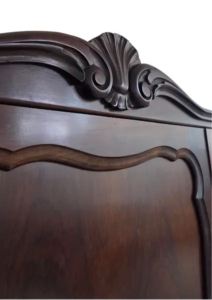 Foto de um(a) Guarda Roupa 3 Portas Chippandale em Imbuia, da categoria de Armários e Guarda Roupas. Mostrado de uma perspectiva diferente. Vendido no marketplace Trésors.