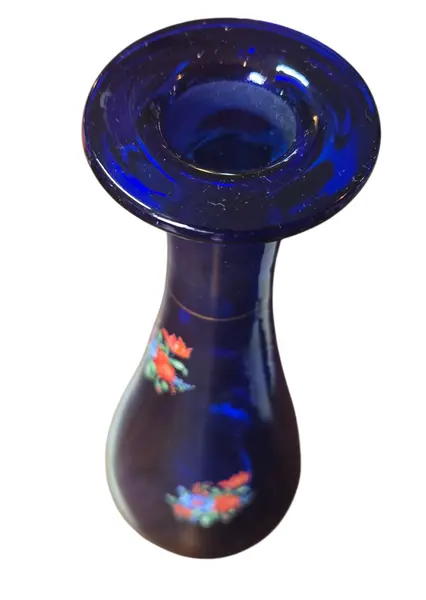 Foto de um(a) Vaso de Vidro Azul Cobalto Com Decoração Floral, da categoria de Vasos. Este vaso de vidro azul cobalto com decoração floral é uma peça charmosa e elegante para qualquer ambiente. O azul profundo... Mostrado de uma perspectiva diferente. Vendido no marketplace Trésors.