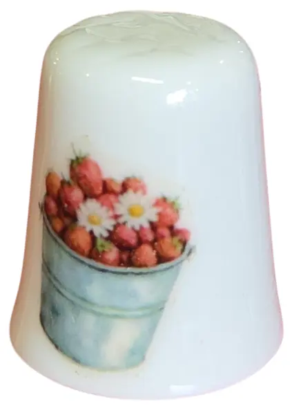 Foto de um(a) Dedal de Coleção em Porcelana - Estampa Menina Camponesa e Cesta de Flores, da categoria de Outros colecionáveis. Este delicado dedal colecionável em porcelana branca apresenta uma temática clássica e nostálgica, com ilustrações que... Mostrado de uma perspectiva diferente. Vendido no marketplace Trésors.