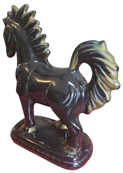 Foto de um(a) Corcel Imperial: Porcelana Vitrificada de Alto Padrão, da categoria de Escultura. Uma peça statement que exala força e mistério. Esta escultura de cavalo é produzida em porcelana de alta densidade. O efeito... Mostrado de uma perspectiva diferente. Vendido no marketplace Trésors.