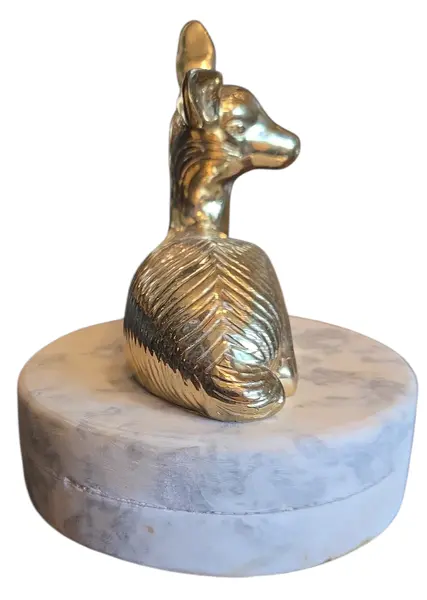 Foto de um(a) Alce Majestoso: Escultura de Bronze sobre Base de Mármore, da categoria de Escultura. Uma peça que evoca a grandiosidade e a serenidade da natureza selvagem. Esta impressionante escultura de alce,... Mostrado de uma perspectiva diferente. Vendido no marketplace Trésors.