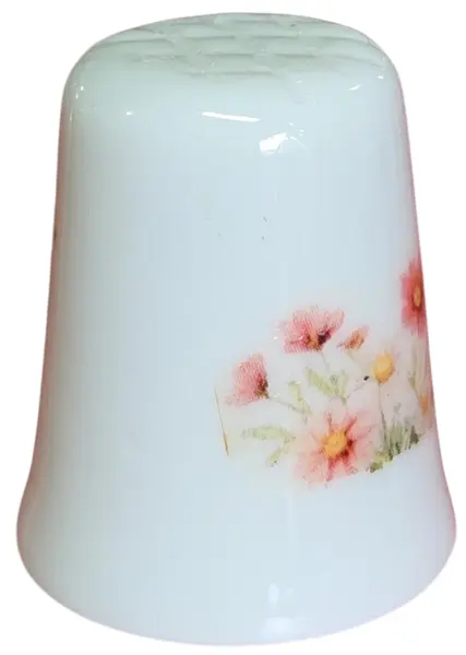 Foto de um(a) Dedal de Coleção em Porcelana - Estampa Ratinha de Saia e Buquê de Flores, da categoria de Outros colecionáveis. Este delicado dedal colecionável em porcelana branca apresenta uma temática romântica e bucólica. Com um acabamento... Mostrado de uma perspectiva diferente. Vendido no marketplace Trésors.