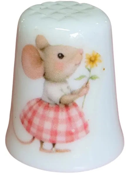 Foto de um(a) Dedal de Coleção em Porcelana - Estampa Ratinha de Saia e Buquê de Flores, da categoria de Outros colecionáveis. Este delicado dedal colecionável em porcelana branca apresenta uma temática romântica e bucólica. Com um acabamento... Vendido no marketplace Trésors.