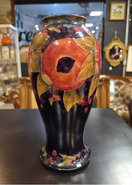 Foto de um(a) Vaso Inglês 1920 – William Moorcroft, da categoria de Vasos. Excepcional vaso inglês da década de 1920, produzido pelo renomado ceramista William Moorcroft, um dos grandes nomes da... Mostrado de uma perspectiva diferente. Vendido no marketplace Trésors.