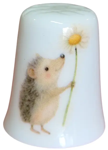 Foto de um(a) Dedal em Porcelana Decorado - Porco-Espinho e Margarida - Colecionável, da categoria de Outros colecionáveis. Esta peça apresenta uma estampa detalhada e lúdica de um pequeno porco-espinho segurando uma margarida, com o verso adornado... Vendido no marketplace Trésors.