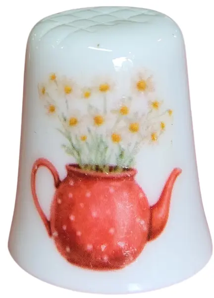 Foto de um(a) Dedal em Porcelana Decorado - Chaleira e Cesta de Frutas - Colecionável, da categoria de Outros colecionáveis. Esta peça combina a delicadeza da porcelana com estampas detalhadas em cores quentes, sendo um item indispensável para... Vendido no marketplace Trésors.