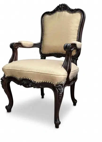 Foto de um(a) Poltrona Luis XV, da categoria de Poltronas. Poltrona Luis XV. Unindo o charme do estilo clássico ao conforto contemporâneo, esta peça é perfeita para transformar salas... Vendido no marketplace Trésors.