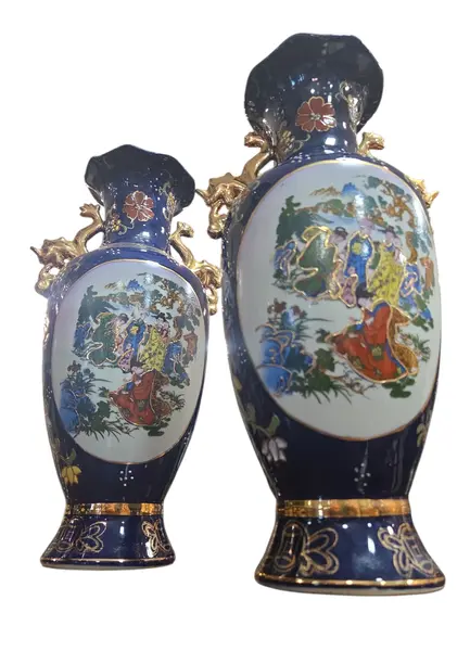Foto de um(a) Trio de Vasos em Porcelana Azul Cobalto – Detalhes em Ouro e Cenas Orientais, da categoria de Vasos. Imponente conjunto decorativo (Garniture) composto por três vasos em porcelana de alta qualidade, apresentando um acabamento... Mostrado de uma perspectiva diferente. Vendido no marketplace Trésors.