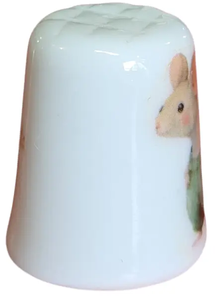 Foto de um(a) Dedal em Porcelana Decorado - Ratinho e Pássaro no Galho - Colecionável, da categoria de Outros colecionáveis. Esta peça colecionável destaca-se pelo design detalhado em ambos os lados, unindo simpatia e natureza em um único objeto... Mostrado de uma perspectiva diferente. Vendido no marketplace Trésors.