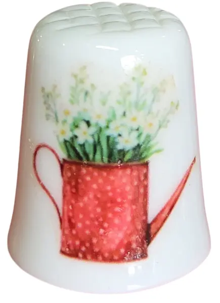 Foto de um(a) Dedal de Coleção em Porcelana - Estampa Regador com Flores e Borboletas, da categoria de Outros colecionáveis. Encantador dedal colecionável em porcelana branca, perfeito para entusiastas de costura, colecionadores de miniaturas ou... Vendido no marketplace Trésors.