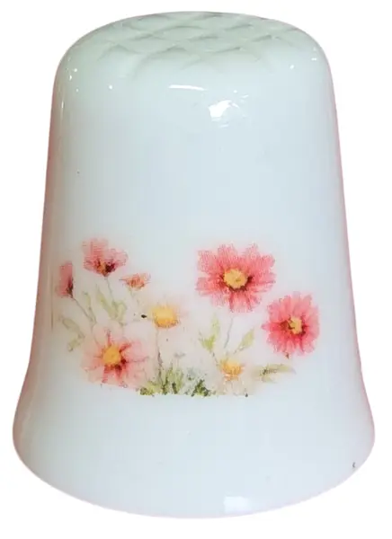 Foto de um(a) Dedal de Coleção em Porcelana - Estampa Ratinha de Saia e Buquê de Flores, da categoria de Outros colecionáveis. Este delicado dedal colecionável em porcelana branca apresenta uma temática romântica e bucólica. Com um acabamento... Mostrado de uma perspectiva diferente. Vendido no marketplace Trésors.