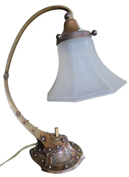 Foto de um(a) Abajur Antigo de Mesa Estilo Art Déco e Industrial em Latão e Bronze – Cúpula Sextavada em Vidro Acetinado, da categoria de Abajures. Magnífico abajur de mesa original de época, Uma peça de colecionador que une robustez industrial e elegância decorativa. Mostrado de uma perspectiva diferente. Vendido no marketplace Trésors.