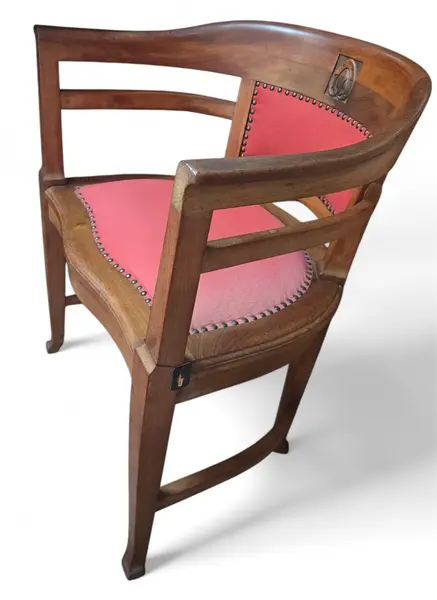 Foto de um(a) Rara Poltrona Centenária em Imbuia Maciça – Relíquia do Mobiliário Brasileiro, da categoria de Poltronas. Uma oportunidade única para possuir um pedaço da história. Esta poltrona, fabricada em imbuia maciça, exibe a tonalidade... Vendido no marketplace Trésors.