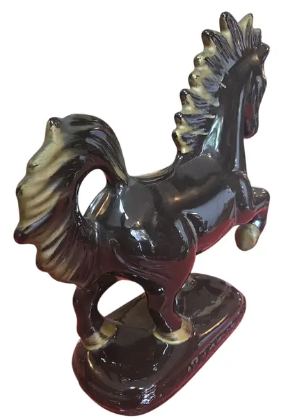 Foto de um(a) Corcel Imperial: Porcelana Vitrificada de Alto Padrão, da categoria de Escultura. Uma peça statement que exala força e mistério. Esta escultura de cavalo é produzida em porcelana de alta densidade. O efeito... Mostrado de uma perspectiva diferente. Vendido no marketplace Trésors.