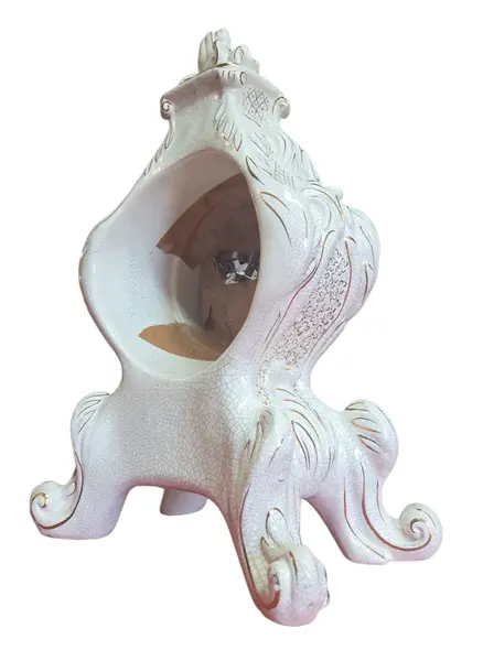 Foto de um(a) Relógio de Mesa em Porcelana Craquelada – Peça Decorativa, da categoria de Relógios de mesa. **RELÓGIO NÃO FUNCIONA, PEÇA ADAPTADA NA PORCELANA** Este elegante relógio de mesa é uma peça de destaque que une o charme... Mostrado de uma perspectiva diferente. Vendido no marketplace Trésors.