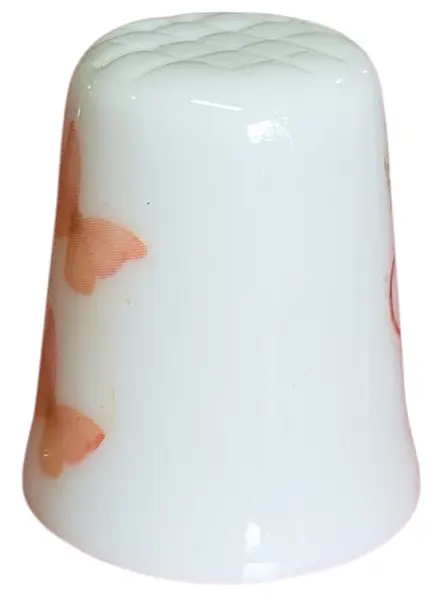 Foto de um(a) Dedal de Coleção em Porcelana - Estampa Regador com Flores e Borboletas, da categoria de Outros colecionáveis. Encantador dedal colecionável em porcelana branca, perfeito para entusiastas de costura, colecionadores de miniaturas ou... Mostrado de uma perspectiva diferente. Vendido no marketplace Trésors.
