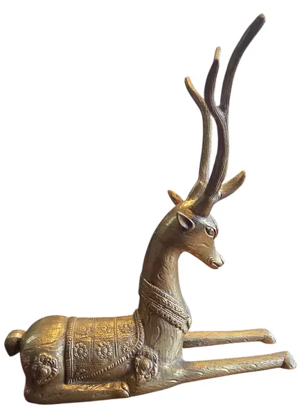Foto de um(a) Cervo Majestoso em Bronze, da categoria de Escultura. Esta escultura captura a essência da vida selvagem com um realismo impressionante. Fundida em bronze de alta qualidade, a... Mostrado de uma perspectiva diferente. Vendido no marketplace Trésors.