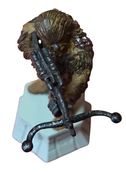 Foto de um(a) Estátua Chewbacca Star Wars - Peça de Xadrez Colecionável (Bispo Branco) - Pintado à Mão, da categoria de Figuras de ação. Leve para sua coleção um dos personagens mais icônicos da saga Star Wars: o lendário Wookiee, Chewbacca. Esta peça não é... Mostrado de uma perspectiva diferente. Vendido no marketplace Trésors.