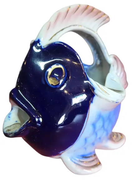 Foto de um(a) Cinzeiro de Porcelana - Peixe, da categoria de Cinzeiros. Charme oceânico à sua mesa. Este cinzeiro em porcelana vitrificada combina funcionalidade com um design figurativo... Mostrado de uma perspectiva diferente. Vendido no marketplace Trésors.