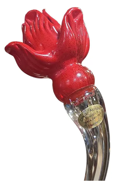 Foto de um(a) Flor de Cristal Artesanal Blumenau "Astros" – Vermelha Vibrante e Haste de Vidro Curva, da categoria de Outros colecionáveis. Exclusiva escultura artística em cristal tipo Murano, fabricada artesanalmente pela renomada marca brasileira "Astros",... Mostrado de uma perspectiva diferente. Vendido no marketplace Trésors.