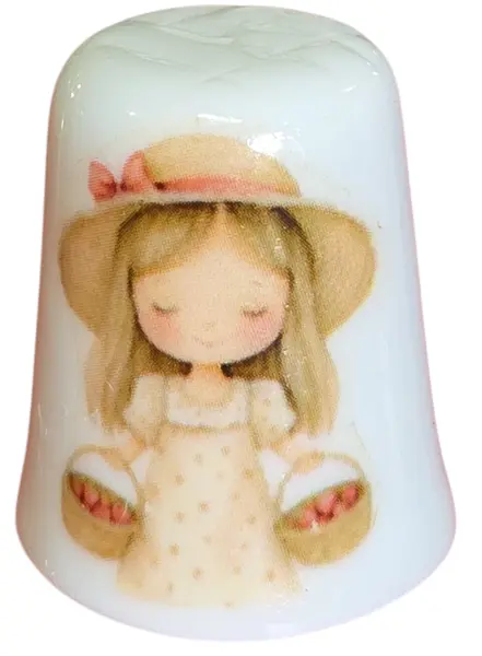 Foto de um(a) Dedal de Coleção em Porcelana - Estampa Menina Camponesa e Cesta de Flores, da categoria de Outros colecionáveis. Este delicado dedal colecionável em porcelana branca apresenta uma temática clássica e nostálgica, com ilustrações que... Vendido no marketplace Trésors.