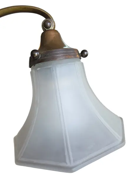 Foto de um(a) Abajur Antigo de Mesa Estilo Art Déco e Industrial em Latão e Bronze – Cúpula Sextavada em Vidro Acetinado, da categoria de Abajures. Magnífico abajur de mesa original de época, Uma peça de colecionador que une robustez industrial e elegância decorativa. Mostrado de uma perspectiva diferente. Vendido no marketplace Trésors.