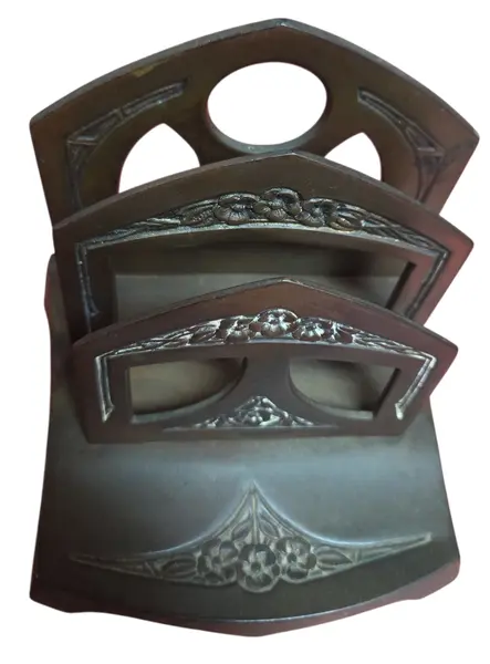 Foto de um(a) Porta Cartas Centenário, da categoria de Suportes decorativos. Celebrando um século de tradição, este porta cartas é fabricado em metal nobre com acabamento em bronze envelhecido.... Mostrado de uma perspectiva diferente. Vendido no marketplace Trésors.