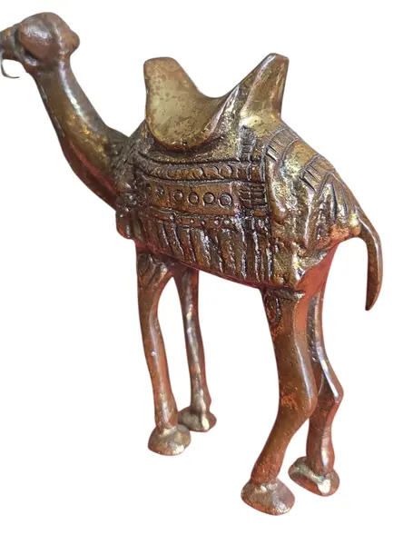 Foto de um(a) O Viajante do Deserto: Escultura de Camelo em Bronze, da categoria de Escultura. Esta imponente escultura em bronze captura a essência da resiliência e da paciência. Representando o camelo em uma postura... Mostrado de uma perspectiva diferente. Vendido no marketplace Trésors.