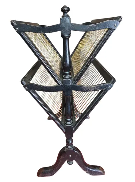 Foto de um(a) Raro Revisteiro Liceu de Artes e Ofícios, da categoria de Porta-Revistas. Excepcional revisteiro de chão, um exemplar legítimo da reconhecida mestria do Liceu de Artes e Ofícios de São Paulo. Esta... Mostrado de uma perspectiva diferente. Vendido no marketplace Trésors.