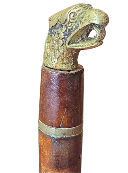 Foto de um(a) Faca Artesanal com Cabo em Madeira e Pomo de Bronze Esculpido em Cabeça de Águia, da categoria de Facas. Faca de confecção artesanal, caracterizada pelo design funcional e robusto. O destaque da peça reside em sua empunhadura... Mostrado de uma perspectiva diferente. Vendido no marketplace Trésors.