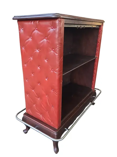 Foto de um(a) Relíquia Anos 60: Bar em Imbuia, Courvin de Época e Piseira de Metal, da categoria de Bares. Uma verdadeira obra de arte para sua casa. Este barzinho exclusivo transporta você diretamente para a sofisticação dos anos... Mostrado de uma perspectiva diferente. Vendido no marketplace Trésors.