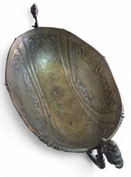 Foto de um(a) Raro Centro de Mesa Fernando Alves, da categoria de Centro de mesa. Detentor de uma elegância que atravessa gerações, este centro de mesa português é uma peça centenária de extrema... Mostrado de uma perspectiva diferente. Vendido no marketplace Trésors.