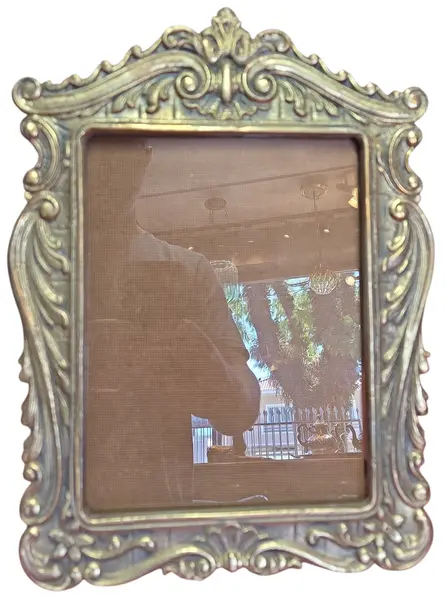 Foto de um(a) Porta Retrato Ornamentado em Bronze - Vertical, da categoria de Porta retratos. Belíssimo porta-retrato vertical confeccionado em bronze de alta qualidade. Esta peça apresenta um trabalho de fundição... Vendido no marketplace Trésors.