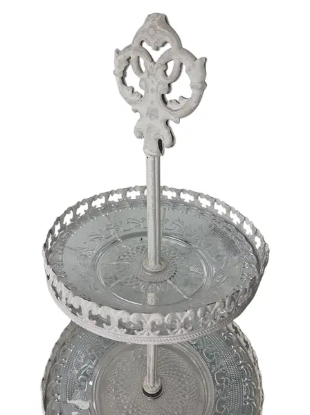 Foto de um(a) Fruteira / Doceira de 2 Andares Estilo Provençal - Metal Trabalhado e Vidro, da categoria de Fruteiras. Elegante suporte de dois andares com design inspirado no estilo Shabby Chic / Provençal. Esta peça une a robustez do metal... Mostrado de uma perspectiva diferente. Vendido no marketplace Trésors.