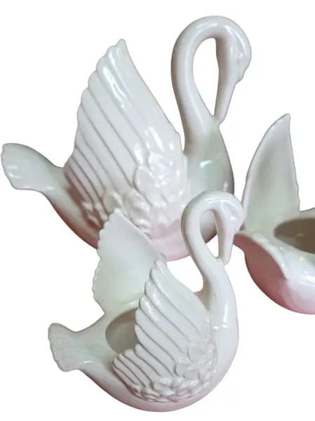 Foto de um(a) Trio de Cachepots Cisnes em Porcelana Branca Esmaltada - Luxo e Sofisticação, da categoria de Cachepot. Adicione um toque de serenidade e elegância clássica ao seu ambiente com este magnífico trio de cachepots em formato de... Mostrado de uma perspectiva diferente. Vendido no marketplace Trésors.