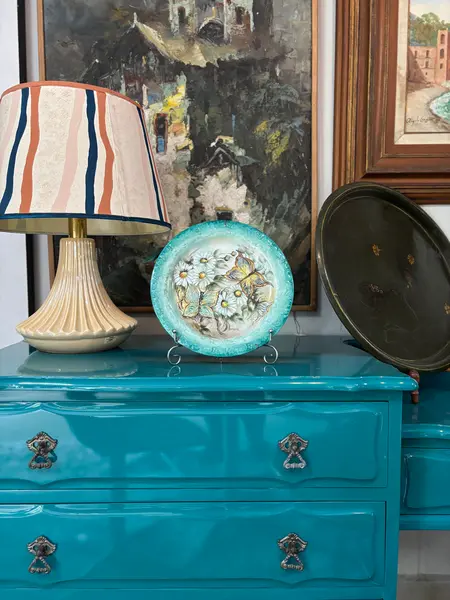 Foto de um(a) Prato de parede pintado à mão, da categoria de Pratos Decorativos. Prato de parede em porcelana, pintado à mão, assinado. Mostrado de uma perspectiva diferente. Vendido no marketplace Trésors.
