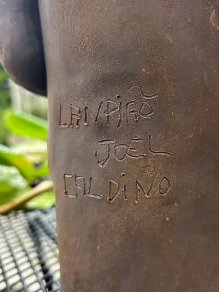Foto de um(a) Lampião e Maria Bonita - Joel Galdino, da categoria de Escultura. Par de esculturas em barro de Joel Galdino, grande mestre da arte popular brasileira, representando Lampião e Maria Bonita.... Mostrado de uma perspectiva diferente. Vendido no marketplace Trésors.