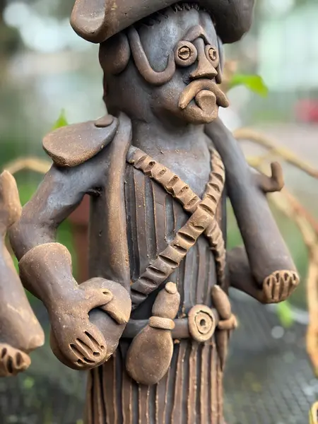 Foto de um(a) Lampião e Maria Bonita - Joel Galdino, da categoria de Escultura. Par de esculturas em barro de Joel Galdino, grande mestre da arte popular brasileira, representando Lampião e Maria Bonita.... Mostrado de uma perspectiva diferente. Vendido no marketplace Trésors.