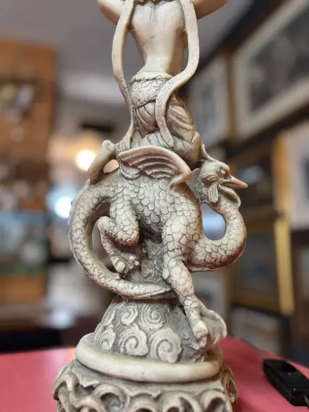 Foto de um(a) Escultura e luminária em pó de mármore representando Deusa mitológica, da categoria de Abajures. Escultura luminária em pó de mármore, representando Deusa mitológica. Mostrado de uma perspectiva diferente. Vendido no marketplace Trésors.