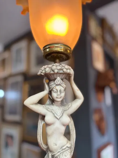 Foto de um(a) Escultura e luminária em pó de mármore representando Deusa mitológica, da categoria de Abajures. Escultura luminária em pó de mármore, representando Deusa mitológica. Mostrado de uma perspectiva diferente. Vendido no marketplace Trésors.