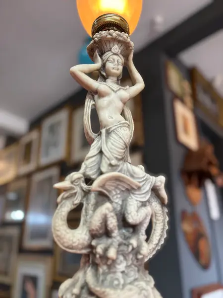 Foto de um(a) Escultura e luminária em pó de mármore representando Deusa mitológica, da categoria de Abajures. Escultura luminária em pó de mármore, representando Deusa mitológica. Mostrado de uma perspectiva diferente. Vendido no marketplace Trésors.